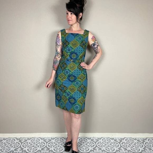 Vintage Dresses & Skirts - Vintage 1960s Medallion Print Sleeveless Mini Sheath Dress